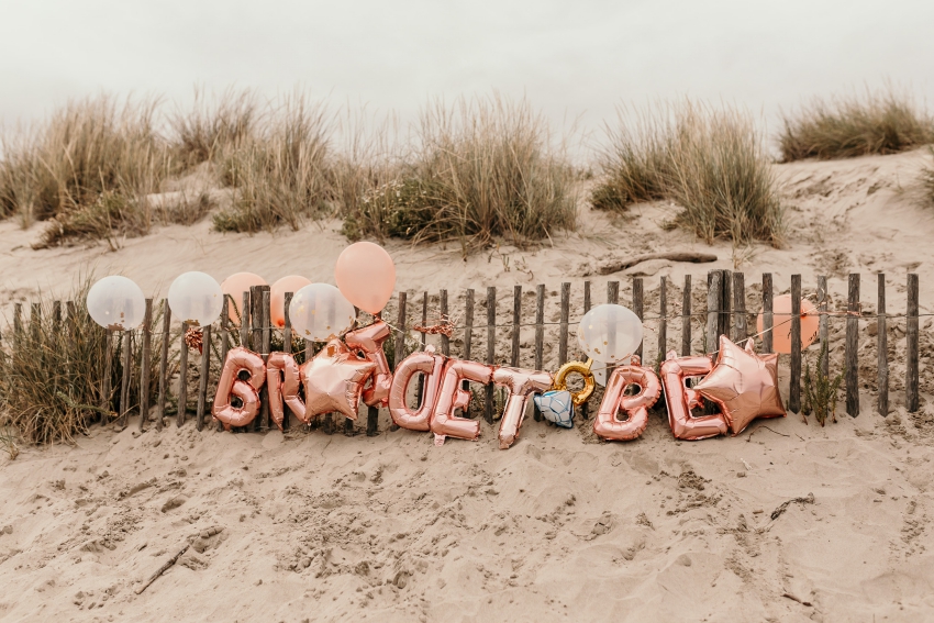 ballons bride to be sur la plage