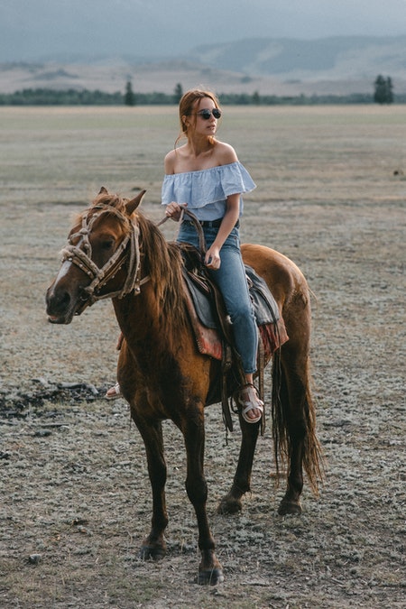 jeune femme qui monte un cheval